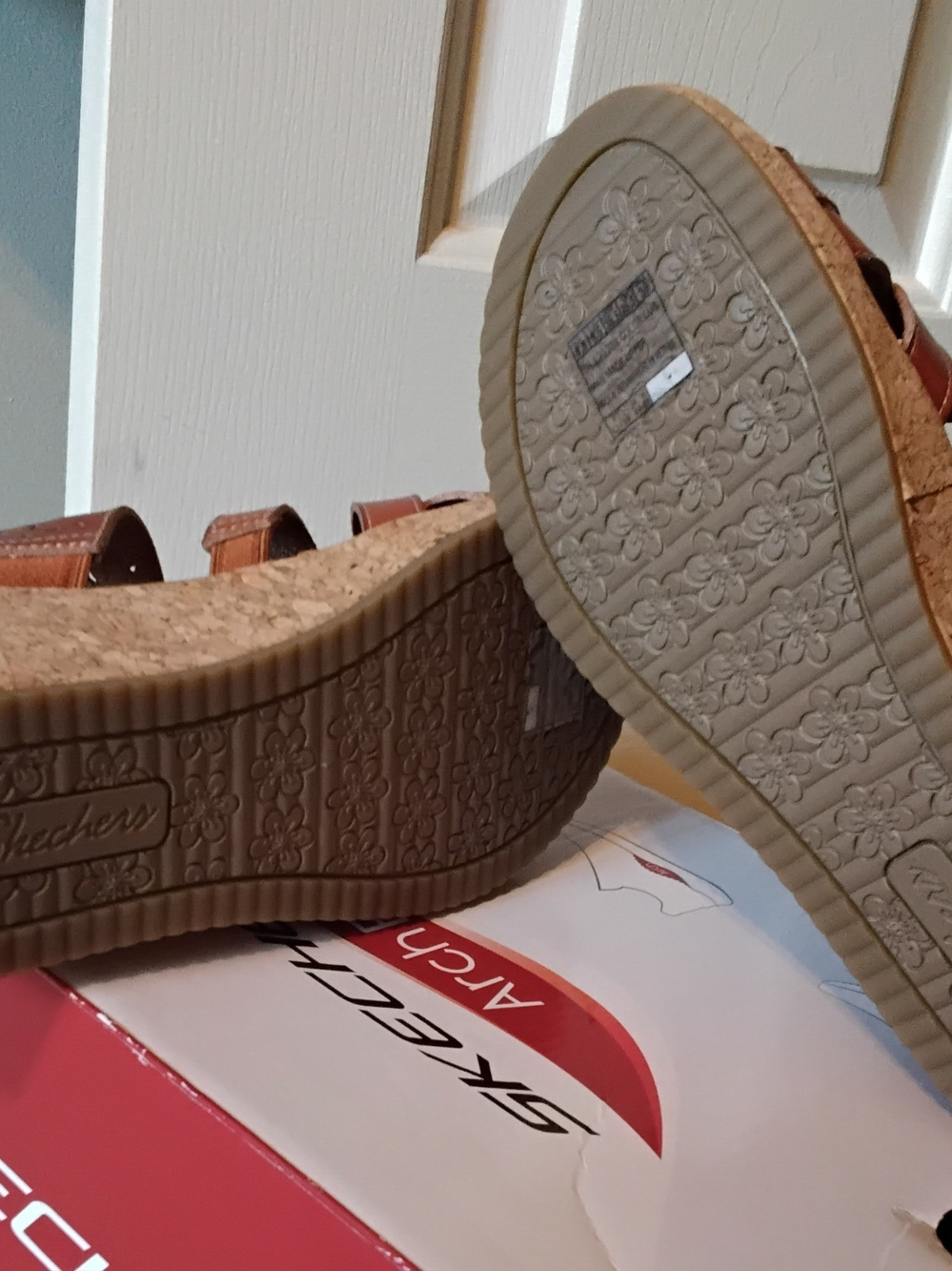Skechers Arch Fit Luxe Foam Beverlee Tan Espadrille Wedge Sandals, Size 8.5 - Picture 9 of 9